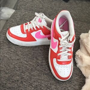 Nike Kids Low-Top Sneakers in Red and Pink